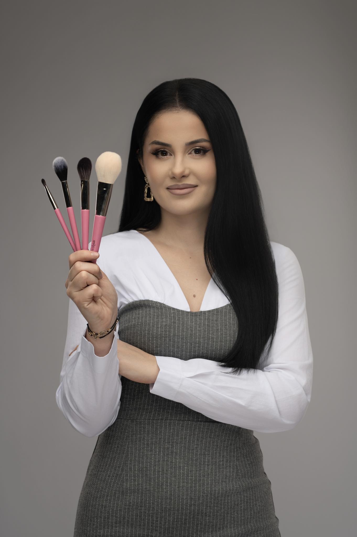 Ce machiaj se potrivește unei rochii negre elegante